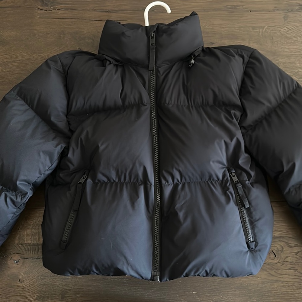 Aritzia TNA Cropped Mega Puff
